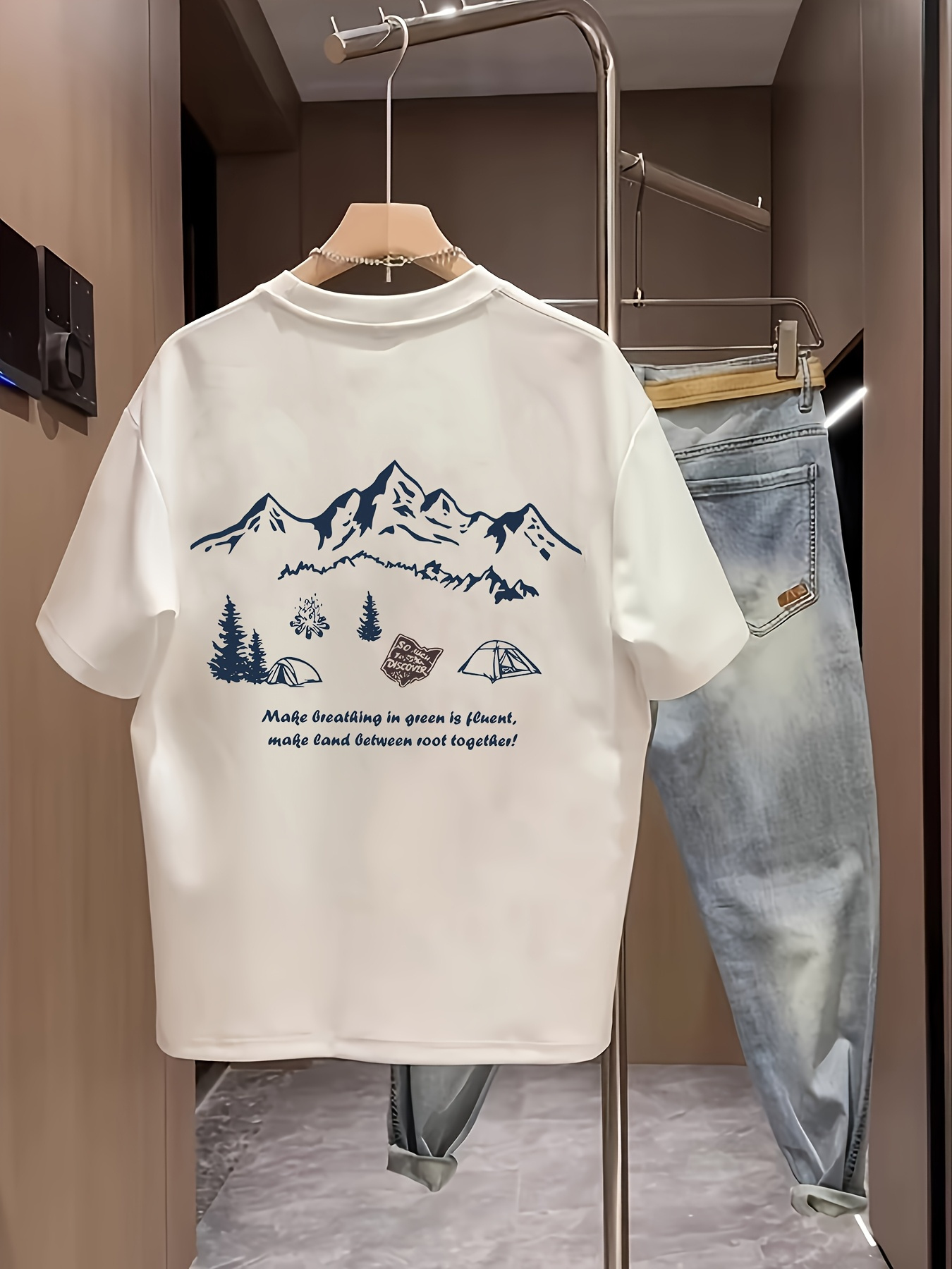 Outdoor Adventure Quotes Short - メンズ100%コットンカジュアル半袖Tシャツ、山の風景プリントと感動的な名言入り - 通気性のある夏用Tシャツ、アウトドアアドベンチャーやカジュアルウェアに適したレギュラーフィット、バケーションTシャツ、自然をイメージしたデザイン、トラベルアパレル、柔らかな素材、プリント