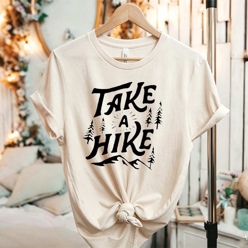 Outdoor Adventure Quotes Short - Take A Hike パインツリーマウンテン アウトドアグラフィックTシャツ アドベンチャーハイキング名言プリント